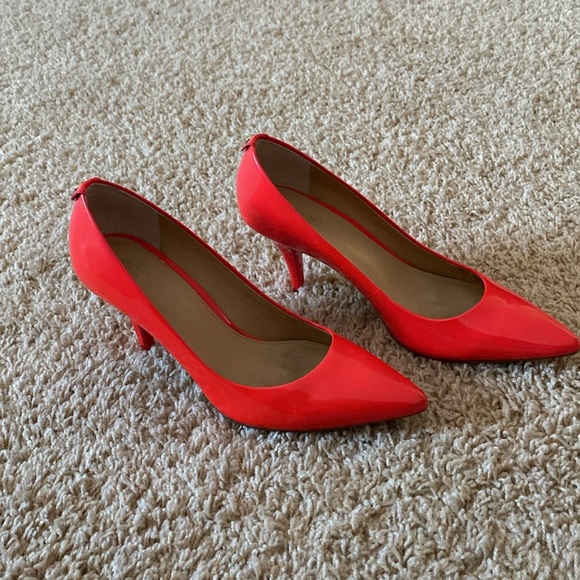 Michael Kors coral patent pumps - Picture 3 of 10